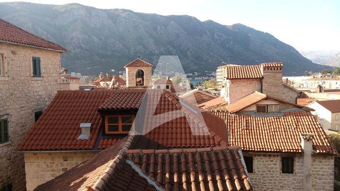 amforaproperty.com/Dvospratna kuca 157m2 sa dvoristem na atraktivnoj lokaciji,Stari grad,Kotor.